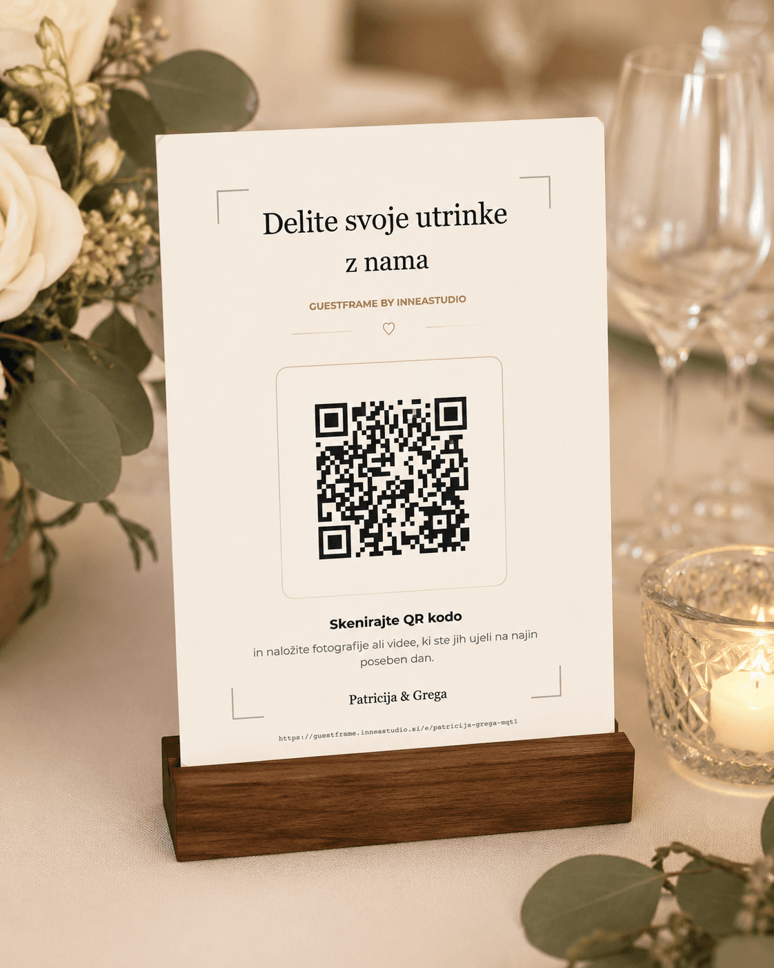 QR kartica na poročni mizi